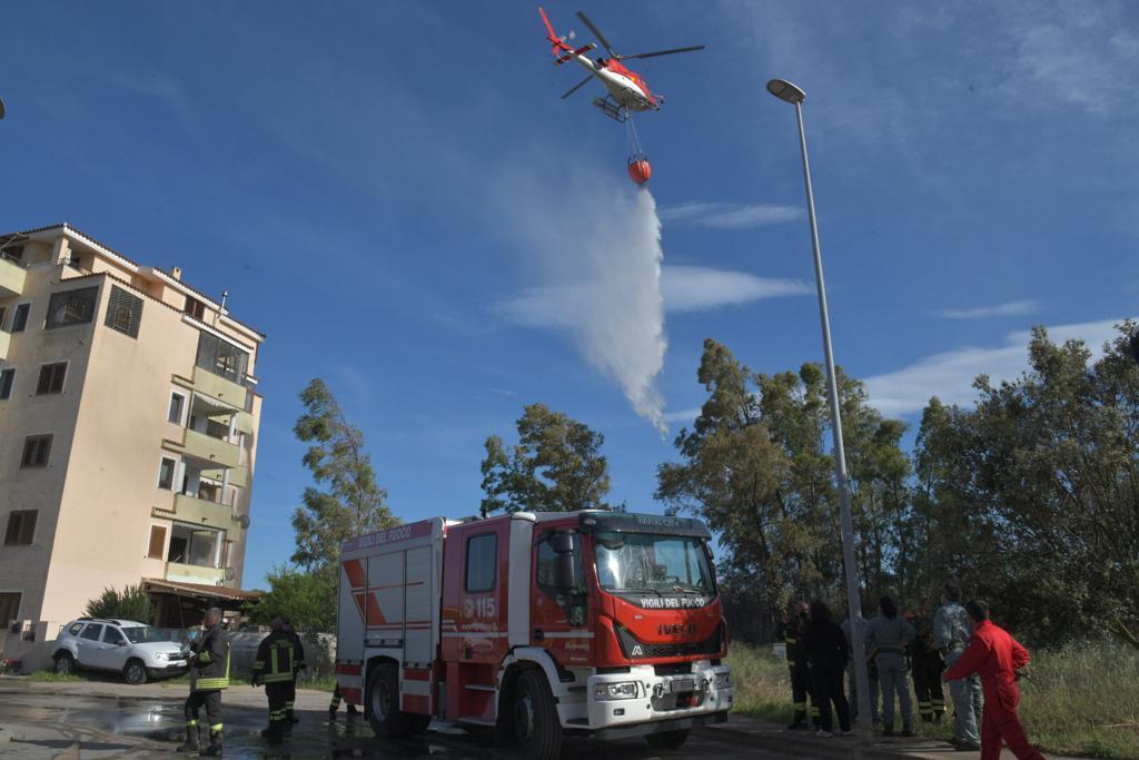 Primi incendi in Sardegna, un elicottero in azione nelle campagne di Olbia