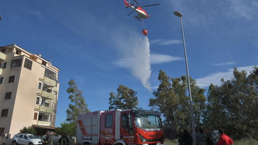 Primi incendi in Sardegna, un elicottero in azione nelle campagne di Olbia