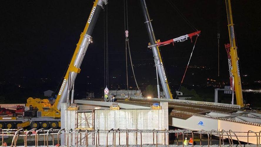 Dopo dieci ore “nasce” il ponte sull’A12. Varia: cantiere terminato entro fine anno