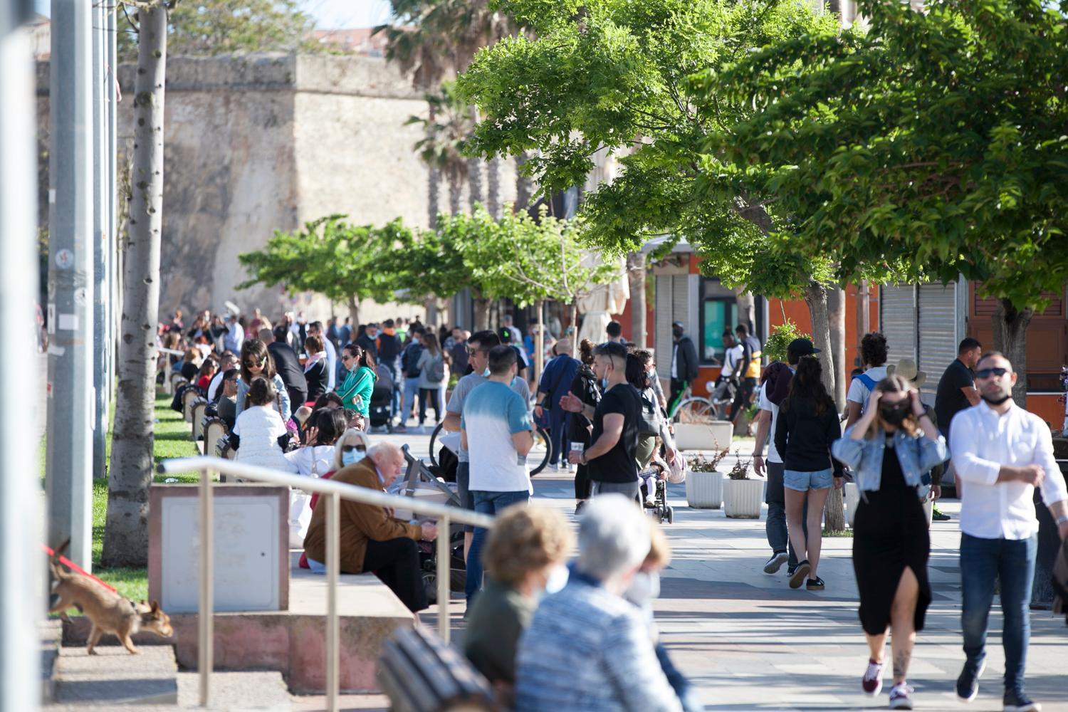 Coronavirus, voglia d'estate in Sardegna: assalto a spiagge e parchi