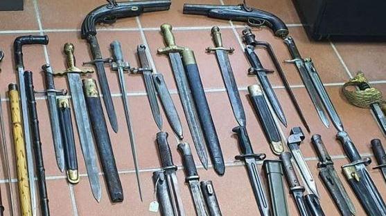 Vende coltelli e pistole Nei guai un antiquario