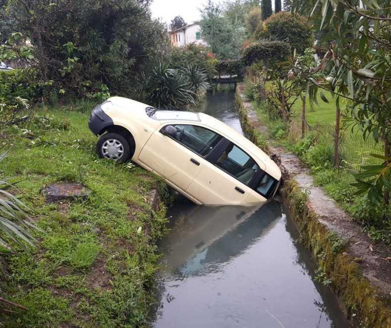 Auto in sosta finisce in un canale