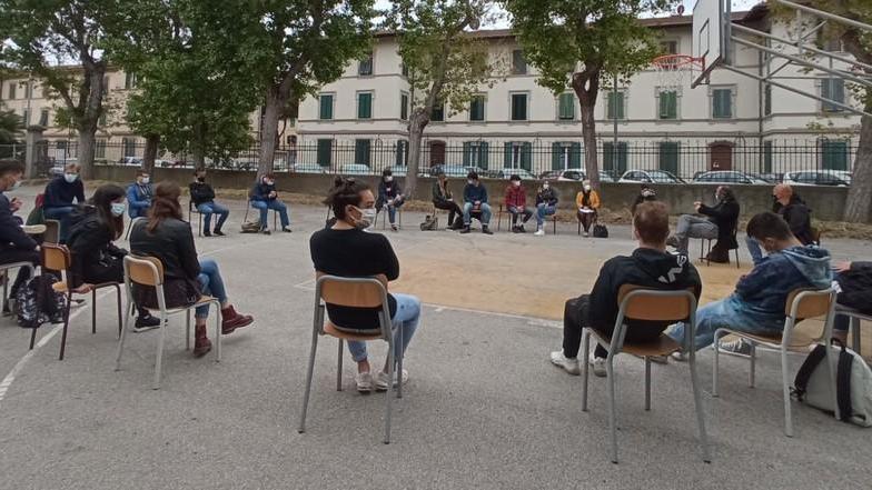 In cortile il confronto sul lavoro con lo scrittore Prunetti