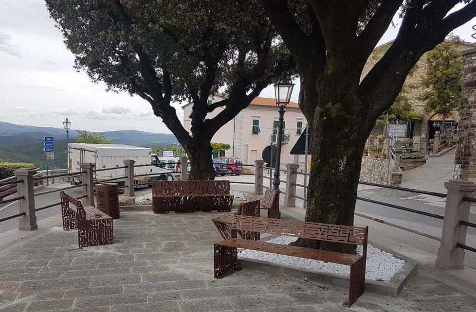 Gli arredi ridisegnano la piazza centrale 