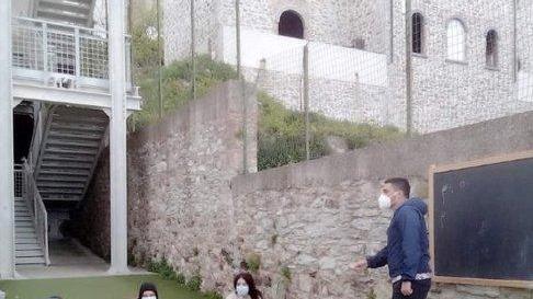 La lezione? All’aperto Un’aula ricavata nel cortile della scuola