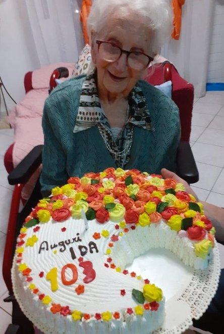 Ida ha festeggiato 103 anni con la torta e... il condominio
