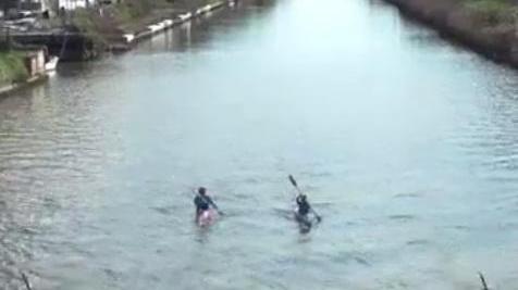 La sua passione per la canoa in un video fra acqua e natura