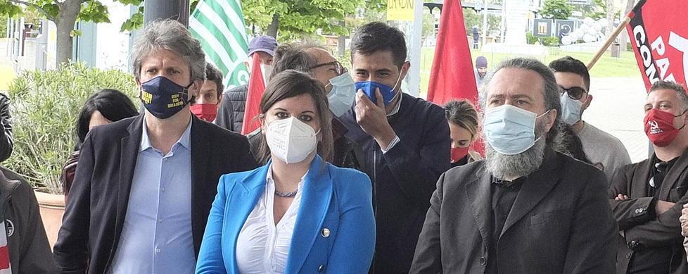 L’assessora regionale Nardini è invece tra i manifestanti