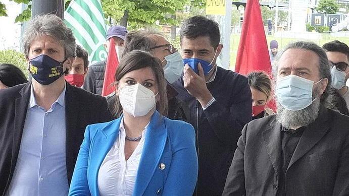 L’assessora regionale Nardini è invece tra i manifestanti