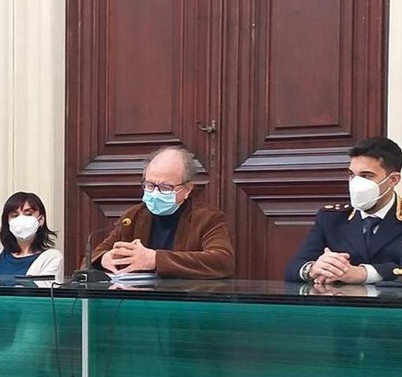 Scarcerato il funzionario pubblico in cella per truffa aggravata e falso 