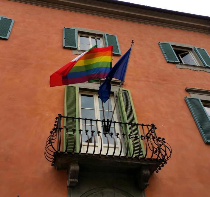 Una panchina arcobaleno contro le discriminazioni 