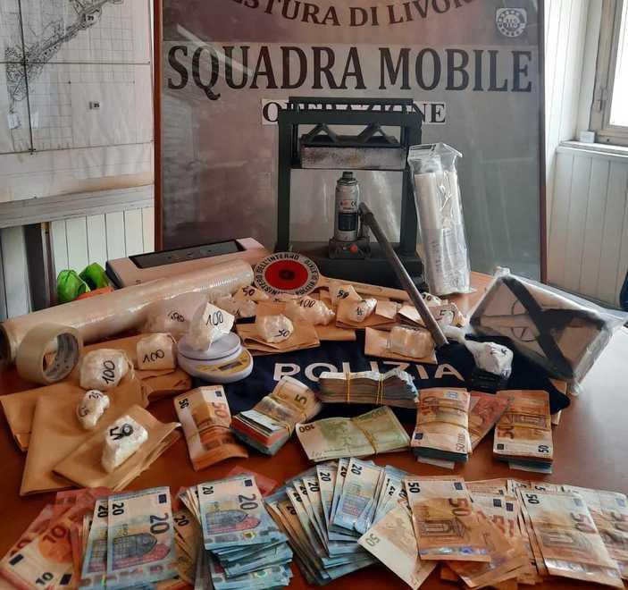 Sequestrati due chili di cocaina Quattro arresti della polizia