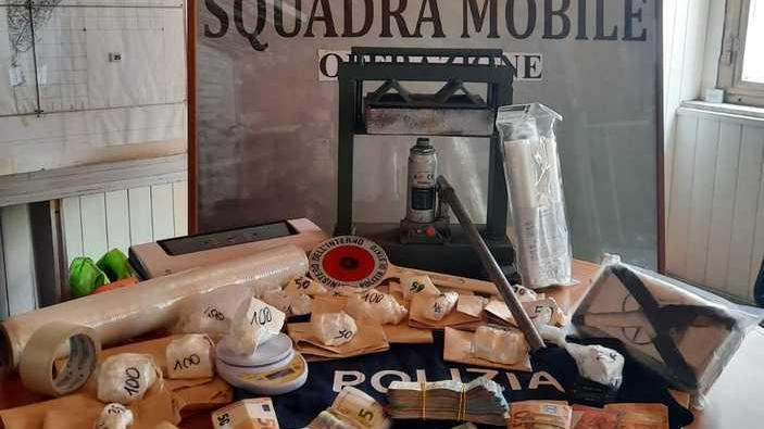 Sequestrati due chili di cocaina Quattro arresti della polizia