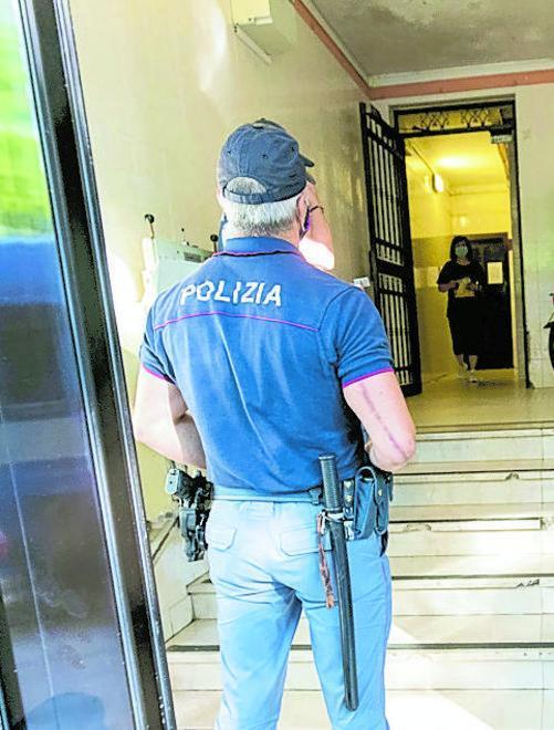 Spacciatore e irregolare imbarcato per Lagos 