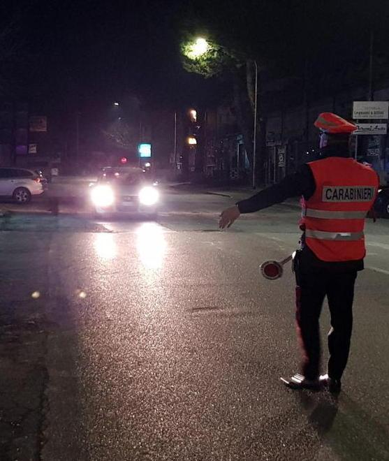 Ubriaco tampona auto in sosta e poi si allontana