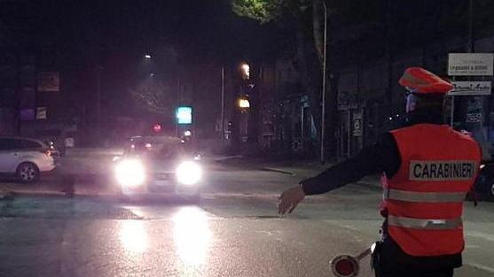 Ubriaco tampona auto in sosta e poi si allontana