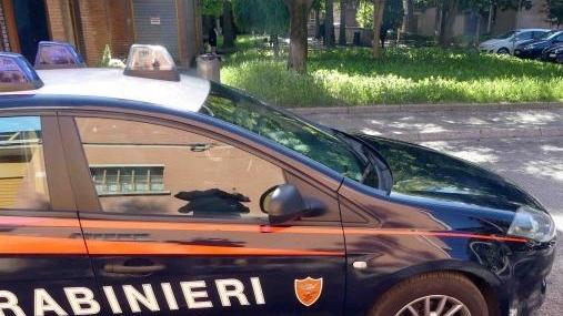 Picchiato e umiliato, poi diffondono il video