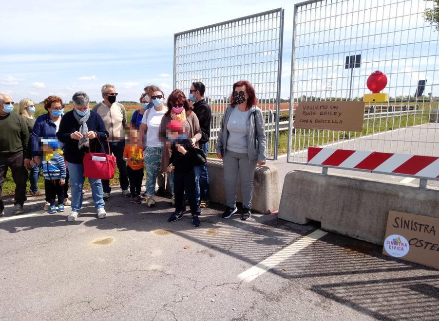 Protesta dei residenti per il ponte chiuso «Ma l’alternativa c’è»