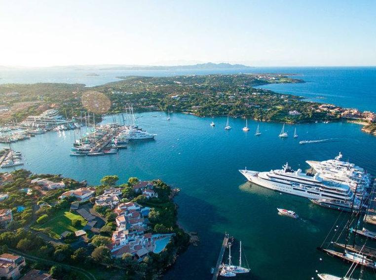 Bandiera blu alla Marina di Porto Cervo 