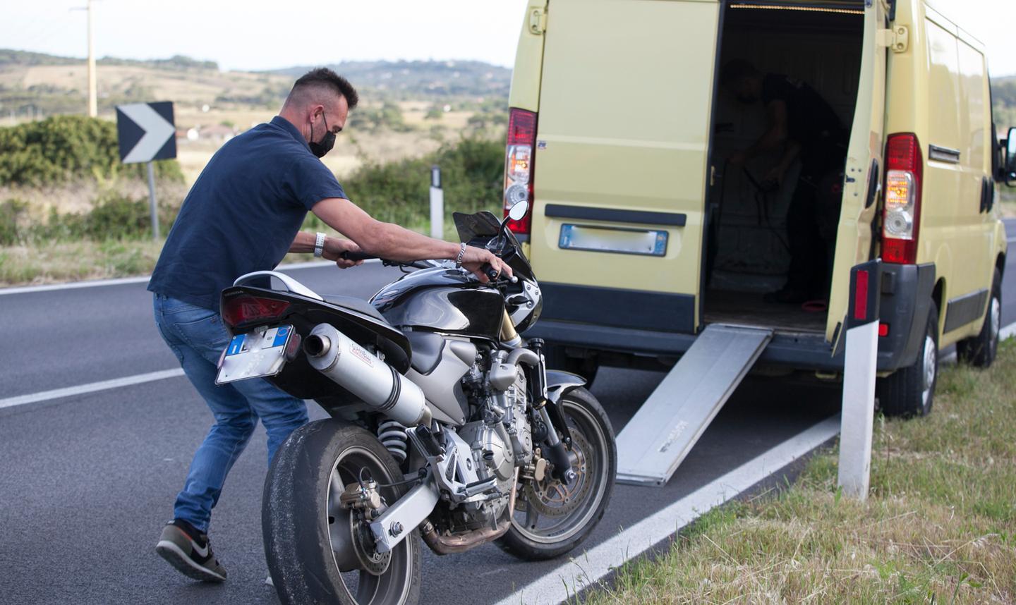 Motociclista ozierese fuori strada a Surigheddu: illeso