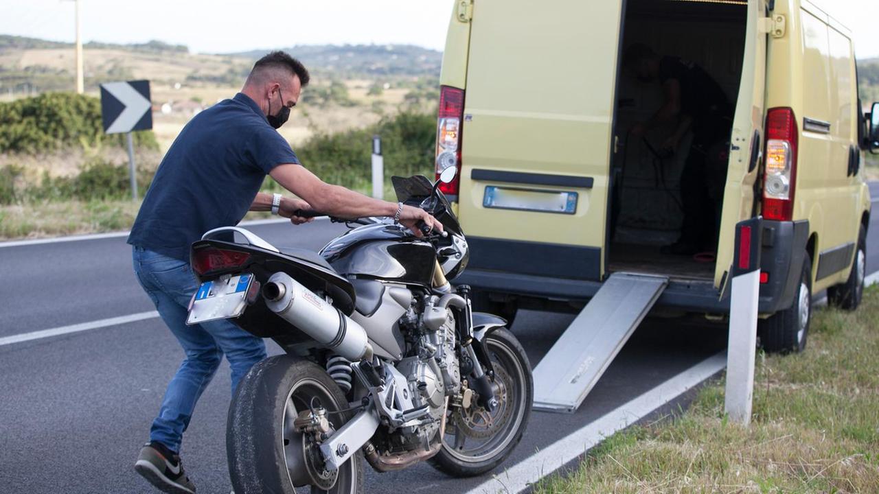 Motociclista ozierese fuori strada a Surigheddu: illeso