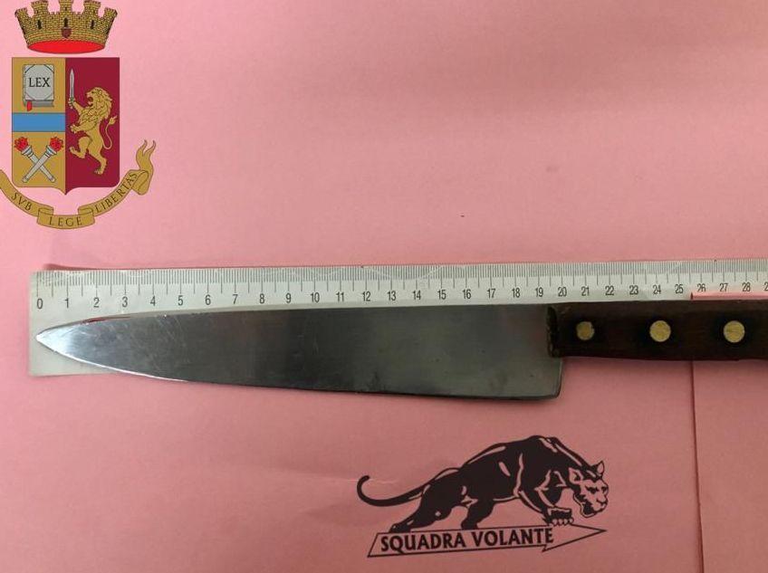 Due coltellate al fratello sotto gli occhi dei poliziotti