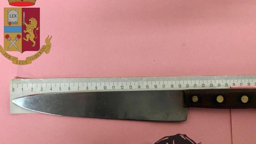 Due coltellate al fratello sotto gli occhi dei poliziotti