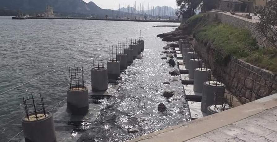 Cannigione, il Comune: «Pilastri abusivi, vanno rimossi» 