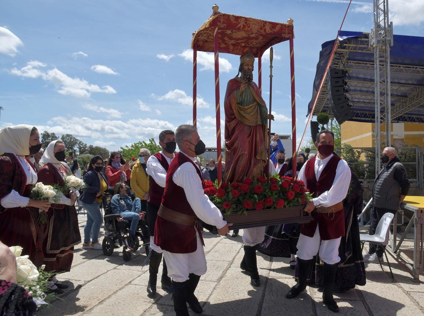 Petali e fiori per il patrono nella città in mascherina 
