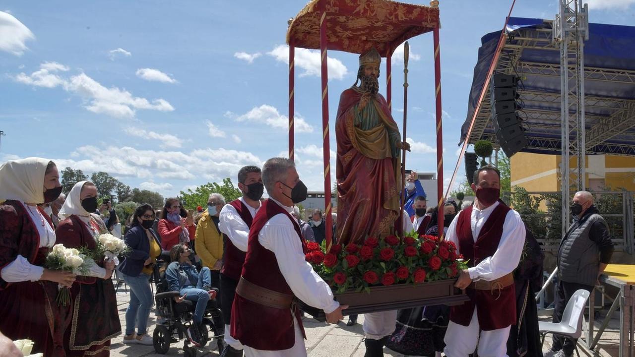 Petali e fiori per il patrono nella città in mascherina