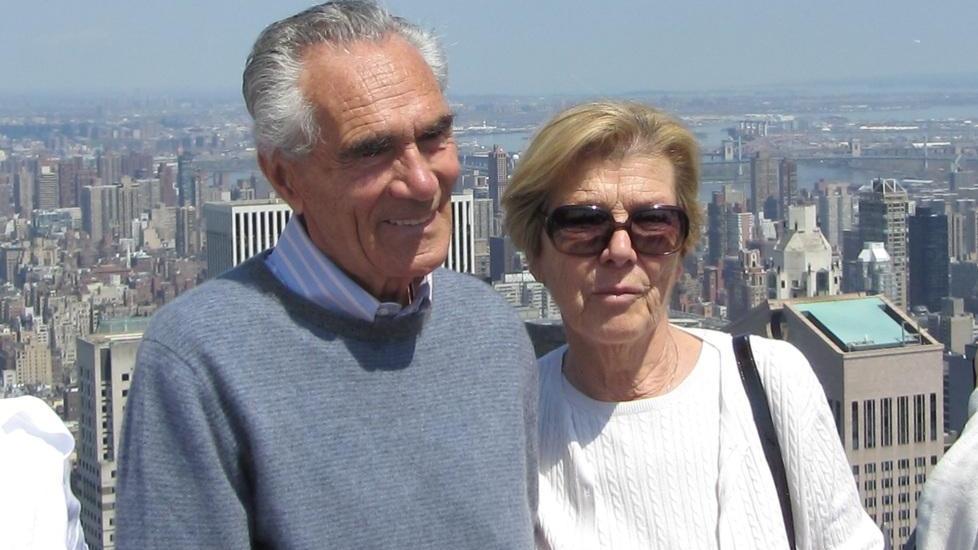 L’imprenditore Rodolfo Cagliata accanto alla moglie in una foto scattata durante una delle rare vacanze all’estero: qui sono a New York