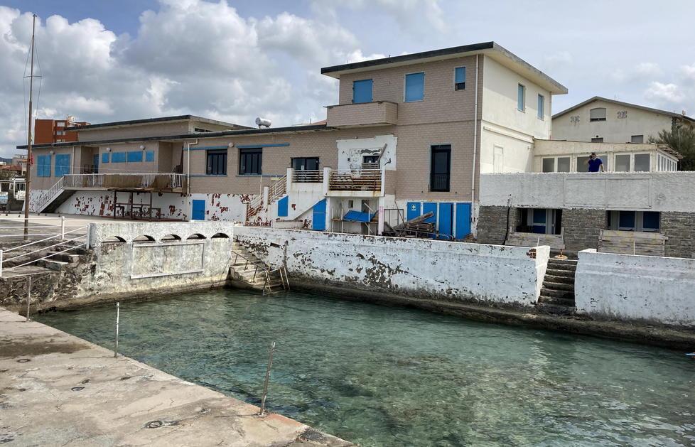 L’immobile dello stabilimento Sirena e la piscina verranno interdetti ai bagnanti