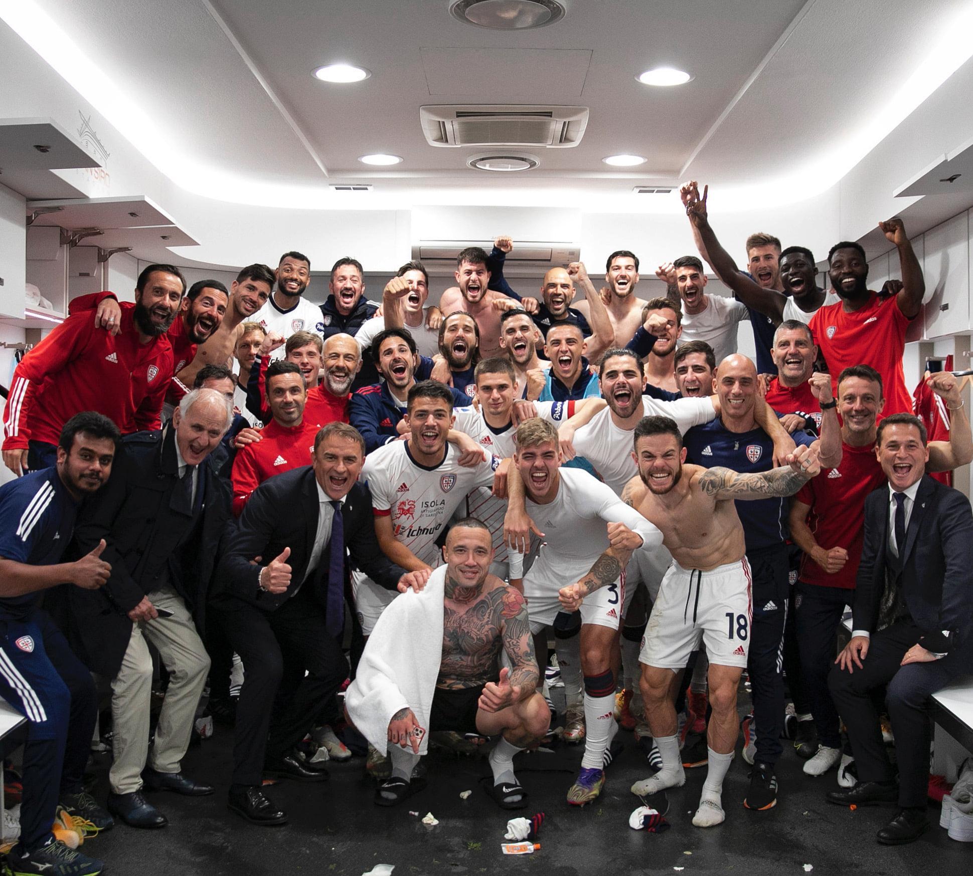 Il gruppo rossoblù fa festa negli spogliatoi di San Siro (foto cagliari calcio)