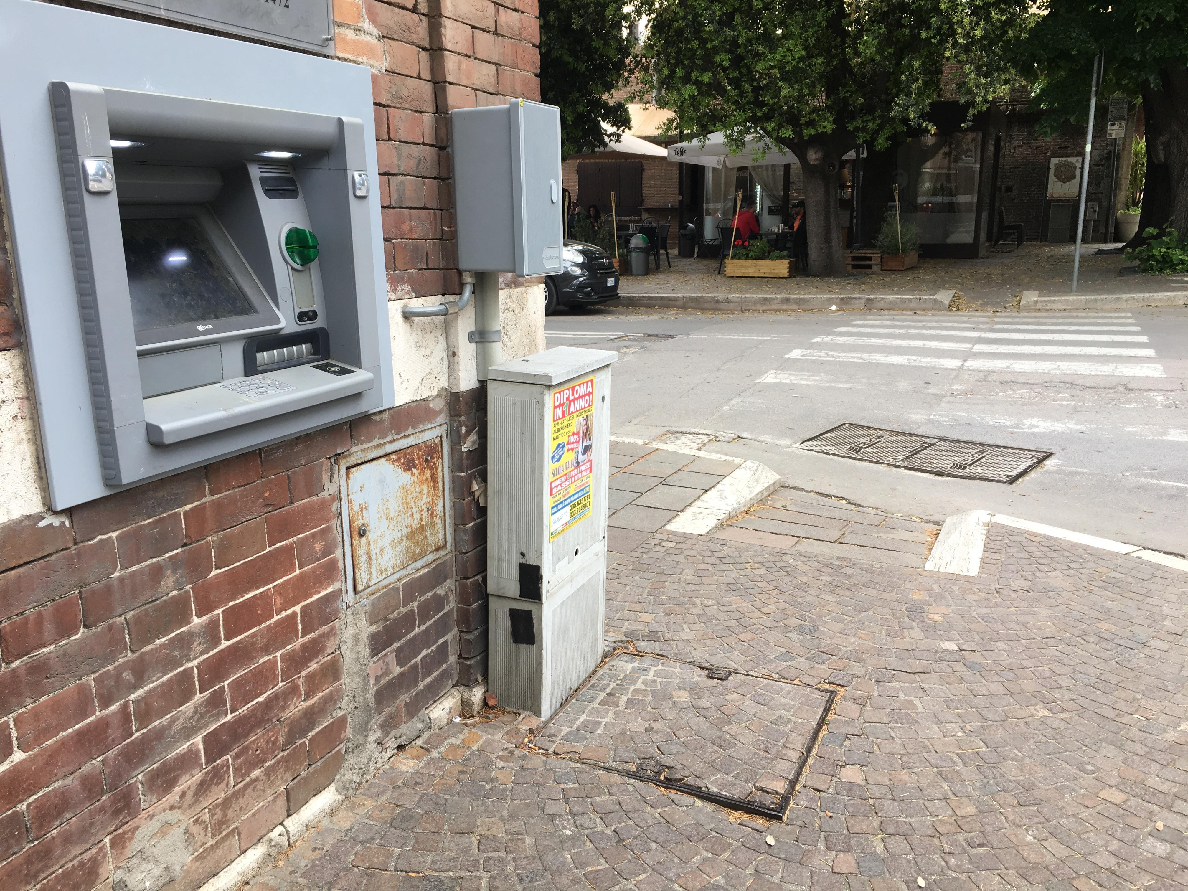 Devono incassare e invece perdono soldi. Decine di truffati agli sportelli bancomat 