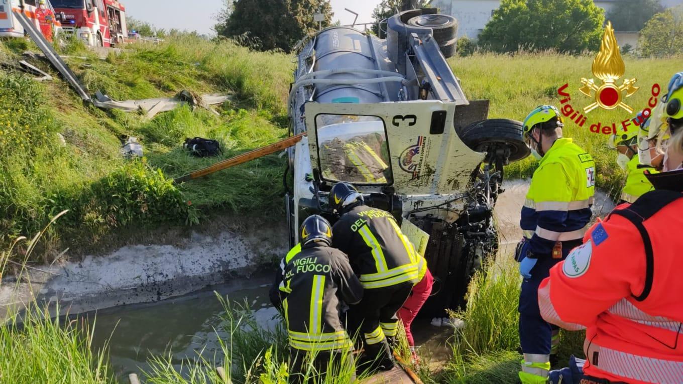 Boretto, camion nel canale: grave il conducente