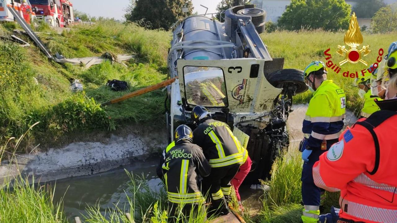 Boretto, camion nel canale: grave il conducente