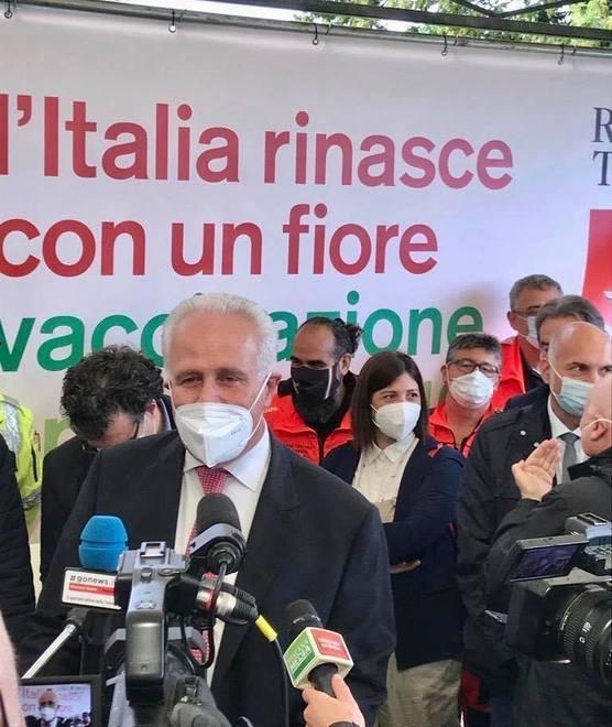 Il presidente Eugenio Giani e, dietro, la sindaca Giulia Deidda