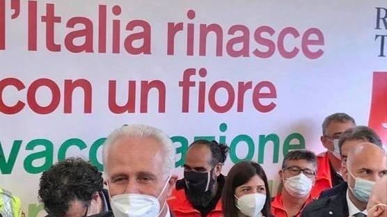 Il presidente Eugenio Giani e, dietro, la sindaca Giulia Deidda