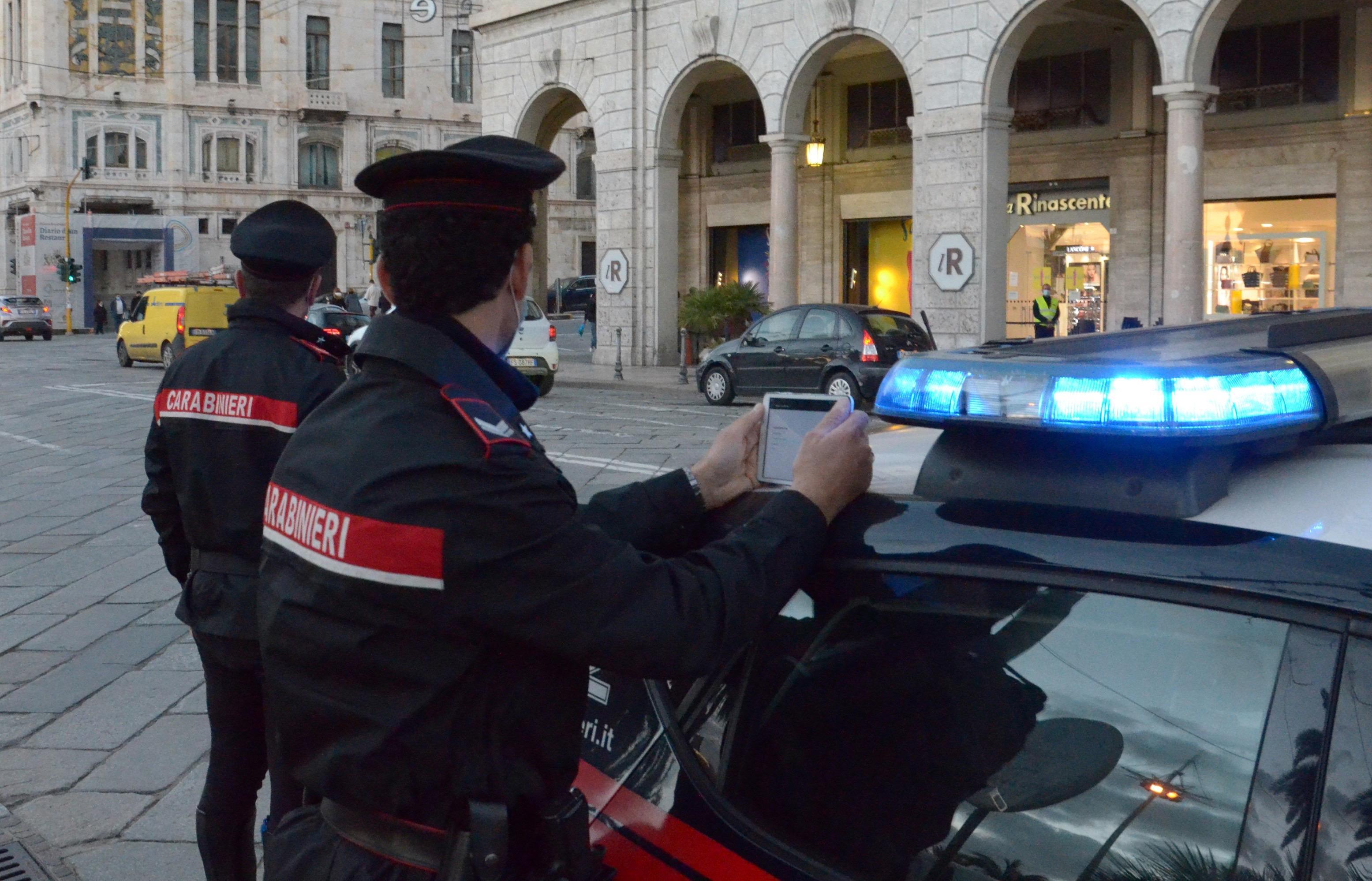Ruba abiti per 643 euro alla Rinascente e spintona la direttrice che lo aveva scoperto: arrestato