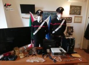 I carabinieri trovano la refurtiva nella loro casa, arrestati due uomini a Capoliveri 