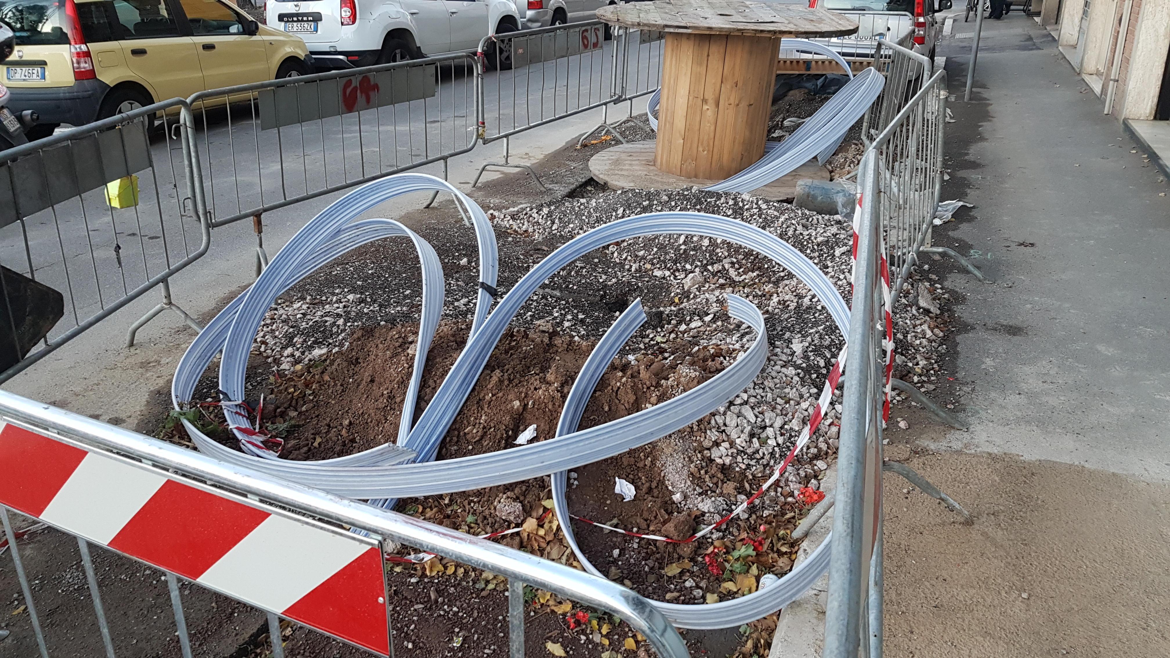 Un cantiere per la fibra ottica (foto archivio)