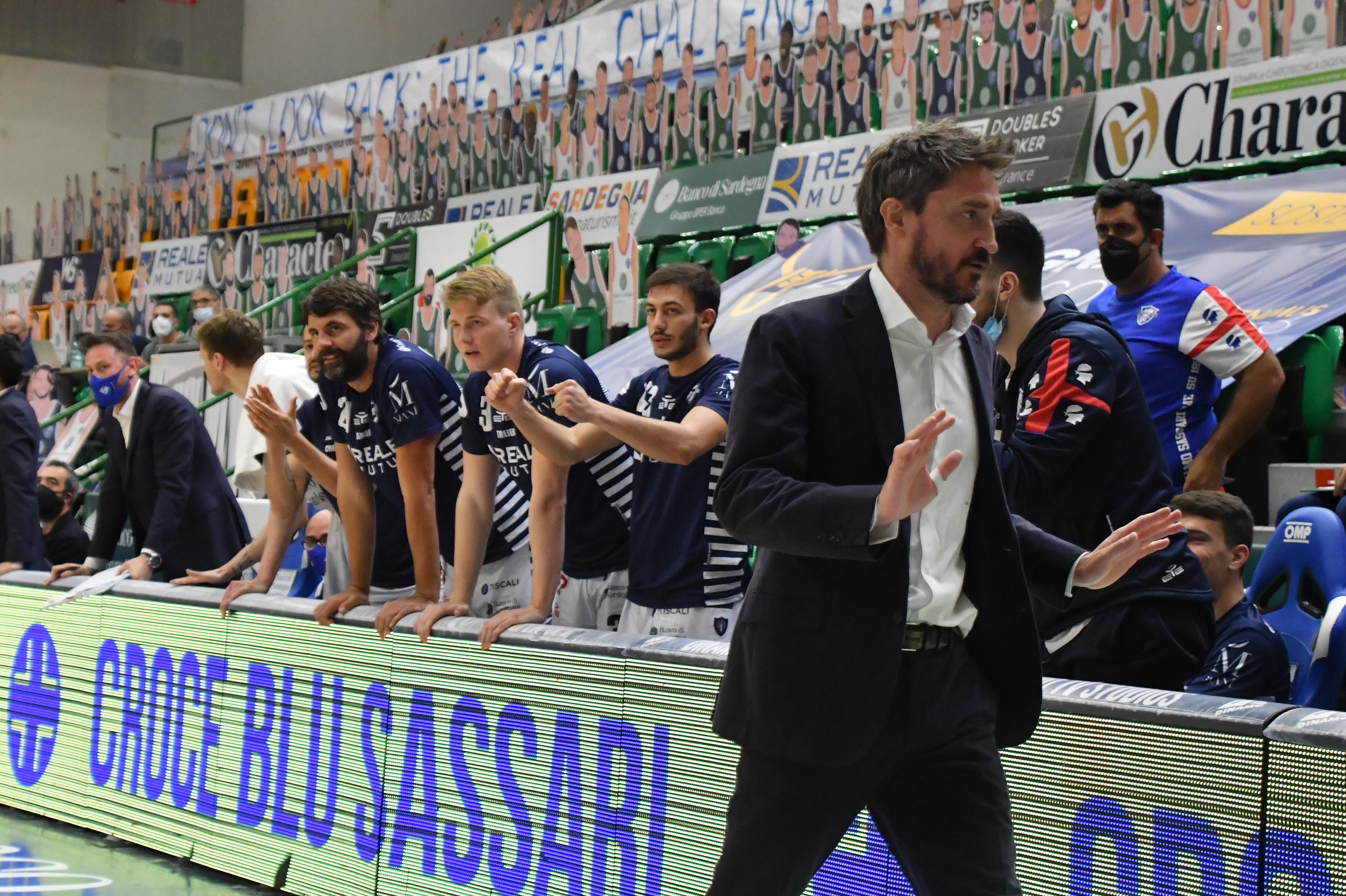 Pozzecco in panchina a Sassari (foto mauro chessa)