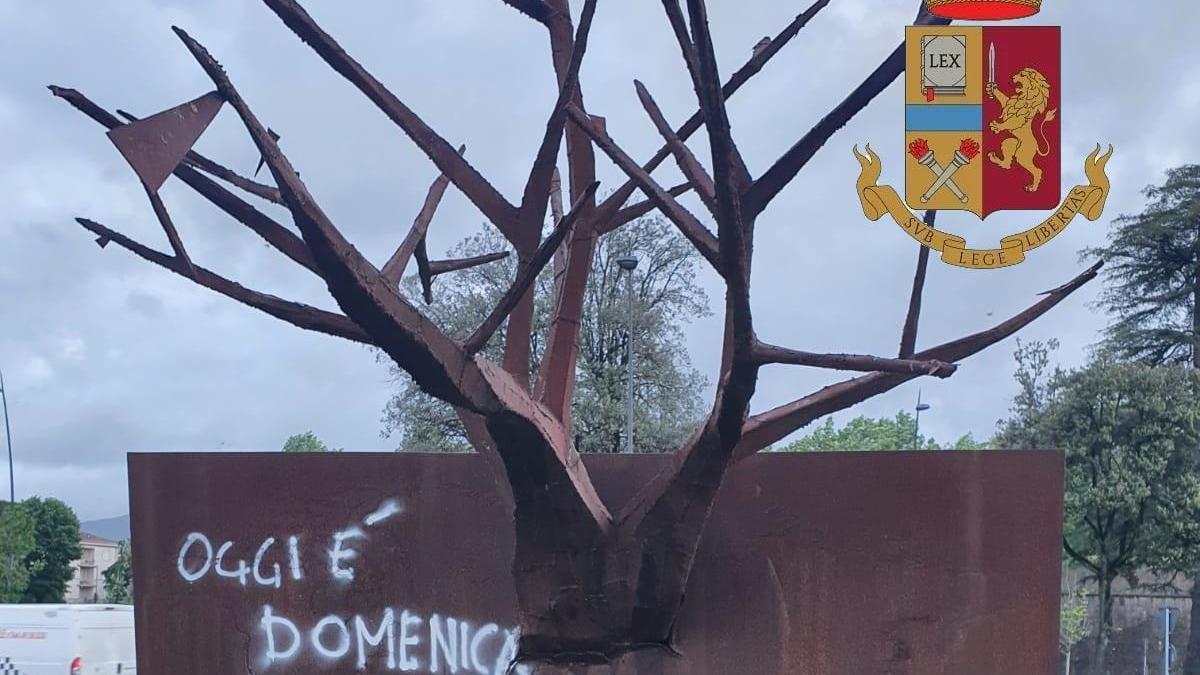 Porta Sant'Anna, sorpreso a danneggiare il monumento alla rotonda: era il suo autore