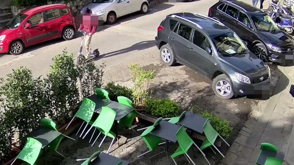 Tentò di violentare una donna di 78 anni nei bagni pubblici: fermato un 18enne