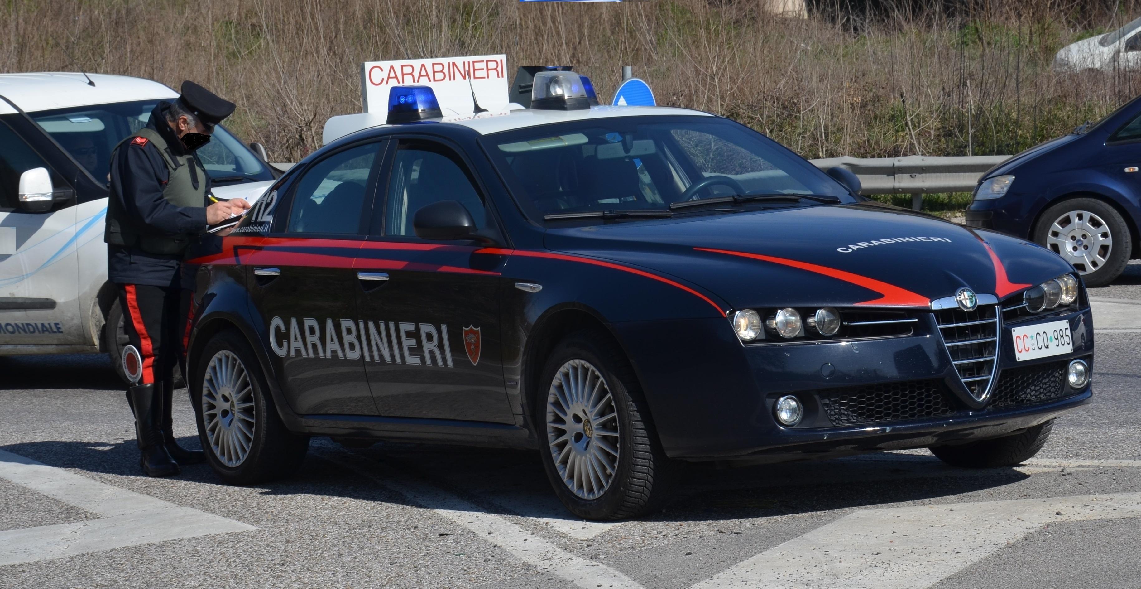 Mandas, non si ferma al posto di blocco perché senza patente e insulta i carabinieri: denunciati lui e 2 parenti 