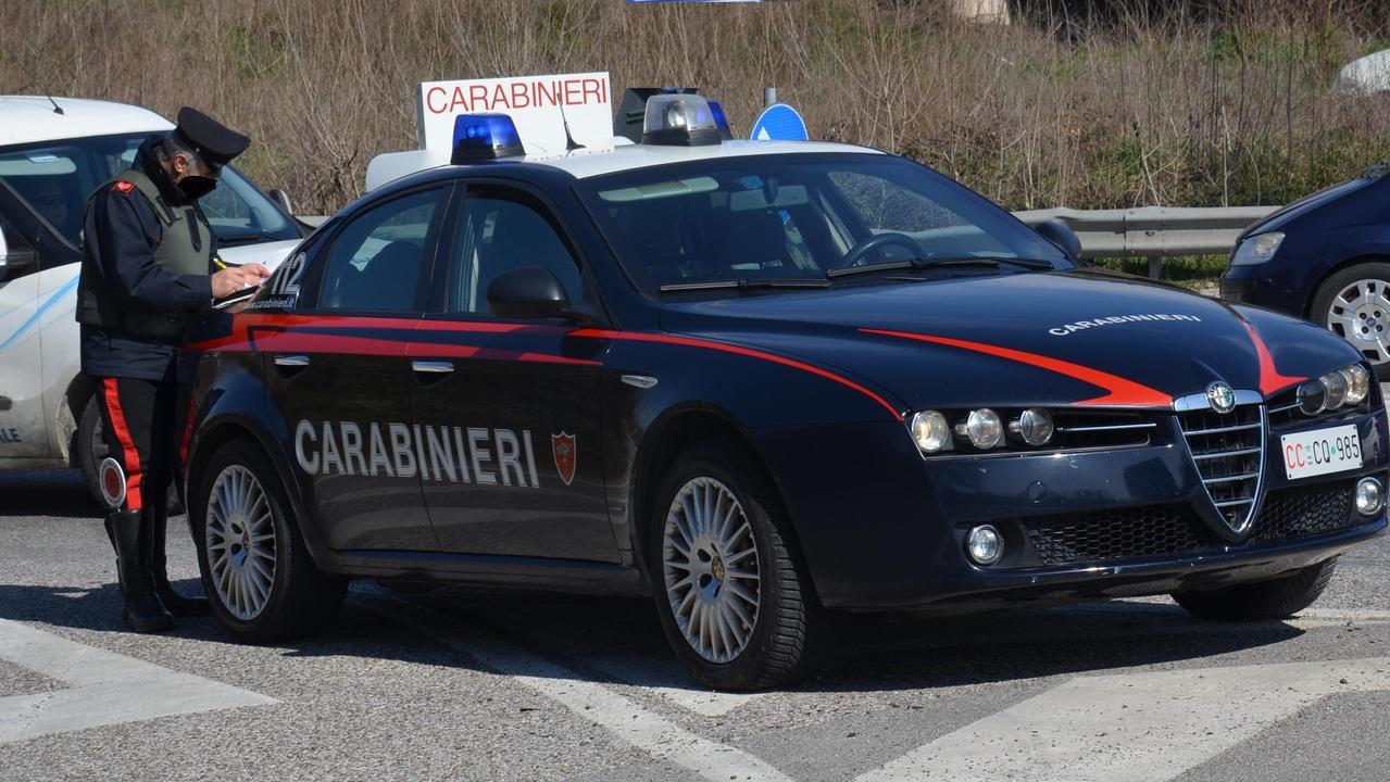 Mandas, non si ferma al posto di blocco perché senza patente e insulta i carabinieri: denunciati lui e 2 parenti 