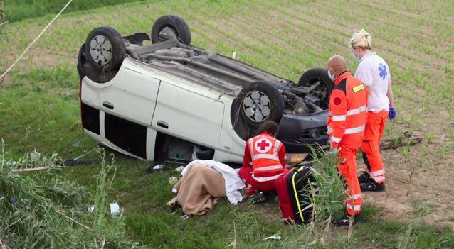Fossanova San Marco, esce di strada e si cappotta: ferita una donna