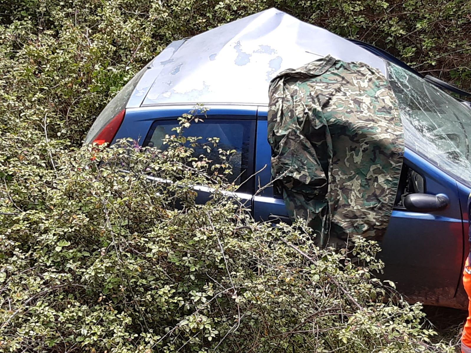 L'auto finita nella scarpata