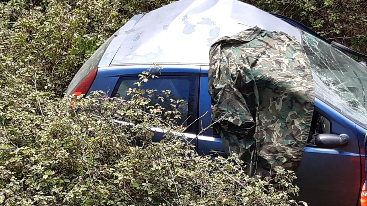 L'auto finita nella scarpata
