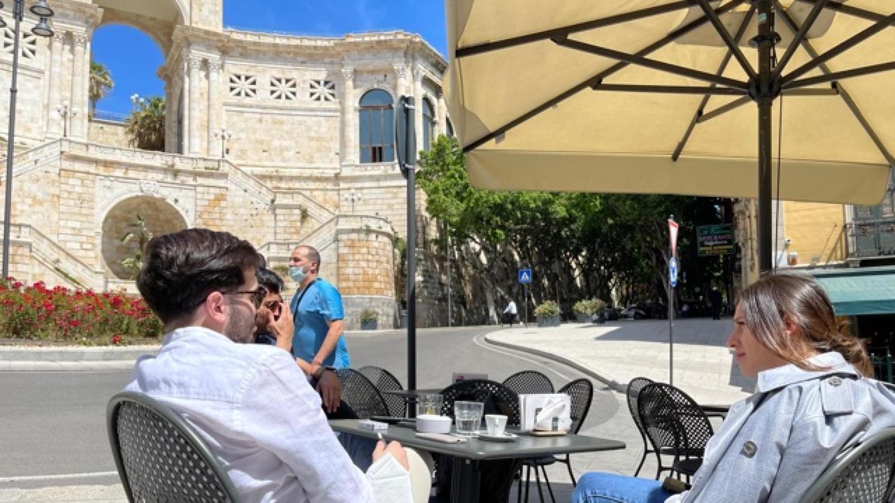 Covid, Sardegna gialla: a Cagliari tavolini in strada e serata al Lirico